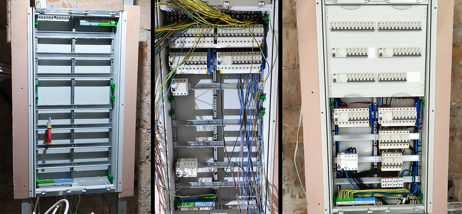 Trzy rozdzielnice elektryczne w trakcie montażu: pusta szafa z narzędziem, szafa z okablowaniem w trakcie podłączania i szafa z zainstalowanymi zabezpieczeniami.
