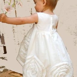 Projekt i wykonanie sukienki dla małej dziewczynki.