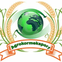 Grafika przedstawia logo firmy Agrokormeksport z zieloną kulą ziemską, strzałkami recyklingu i stylizowanymi kłosami zbóż na białym tle.
