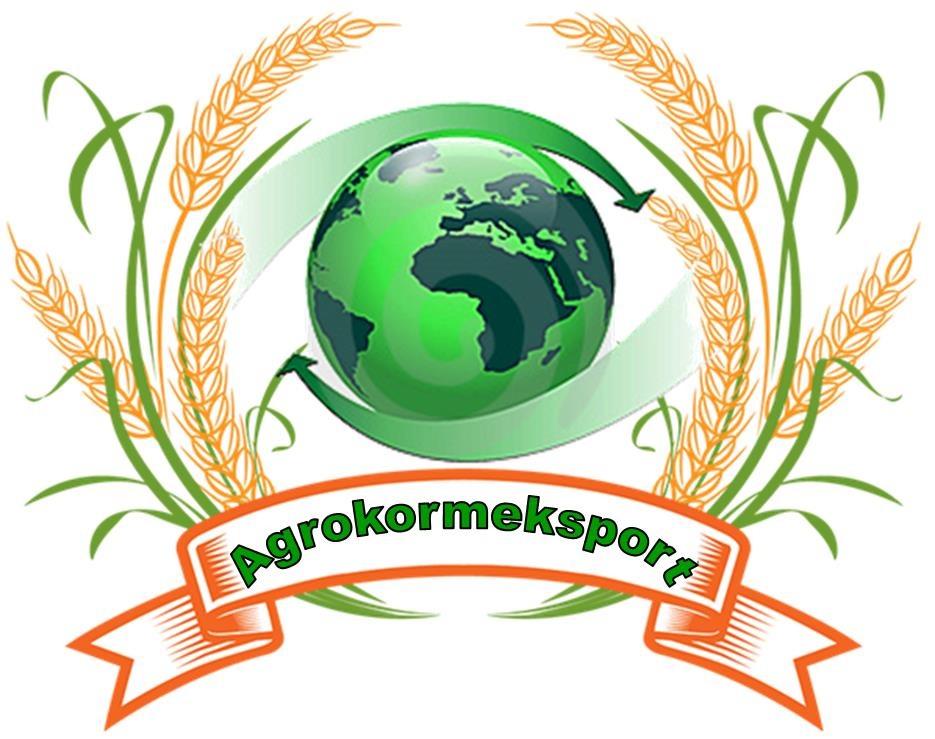 Grafika przedstawia logo firmy Agrokormeksport z zieloną kulą ziemską, strzałkami recyklingu i stylizowanymi kłosami zbóż na białym tle.