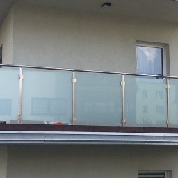 balustrada nierdzewna połączona ze szkłem 