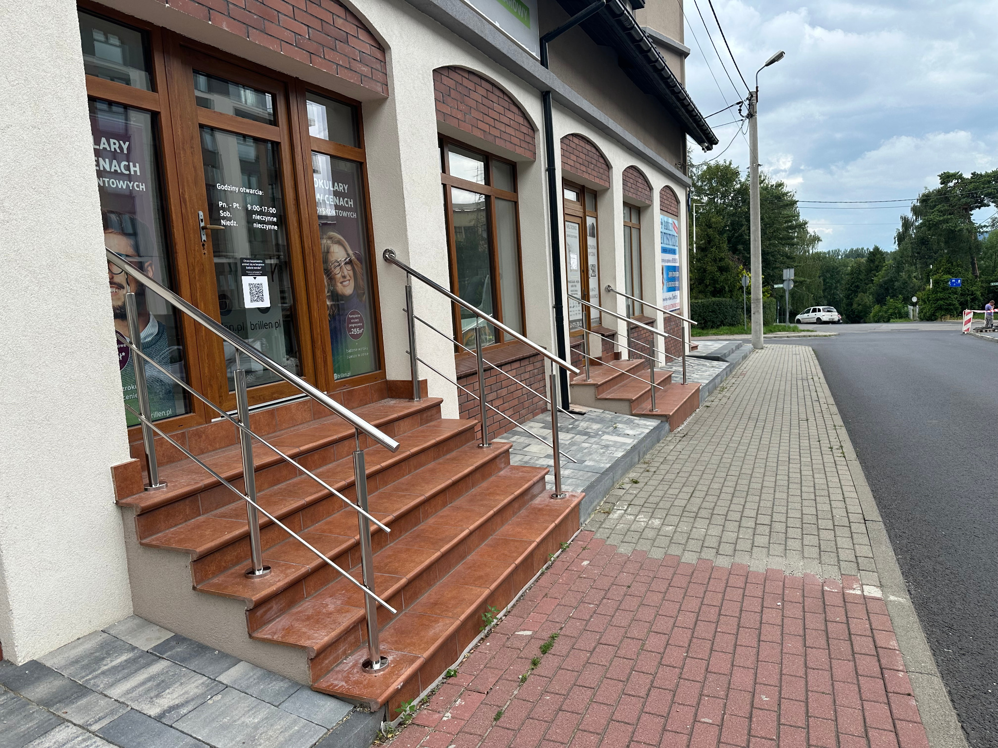 Balustrada polerowana. Wejście główne do budynku