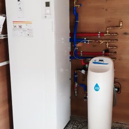 Pompa ciepła powietrze-woda typu split z wbudowanym wymiennikiem ciepłej wody oraz stacja zmiękczająca wodę