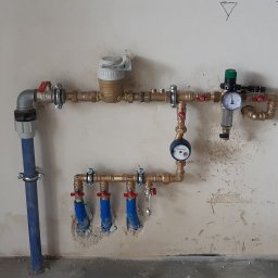 Przyłącze wody - wodomierz główny, wodomierz wody ogrodowej oraz filtr z reduktorem ciśnienia wody użytkowej
