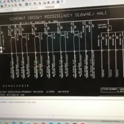 Schemat ideowy rozdzielnicy głównej hali, przedstawiony w programie CAD, z oznaczeniami przewodów, wyłączników różnicowoprądowych i przekaźników bistabilnych.