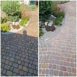 Porównanie: kostka brukowa przed i po czyszczeniu. Lewa strona ciemna, zabrudzona, prawa strona czysta, z widocznym kolorem. Dekoracyjne rośliny i kamienie w tle.