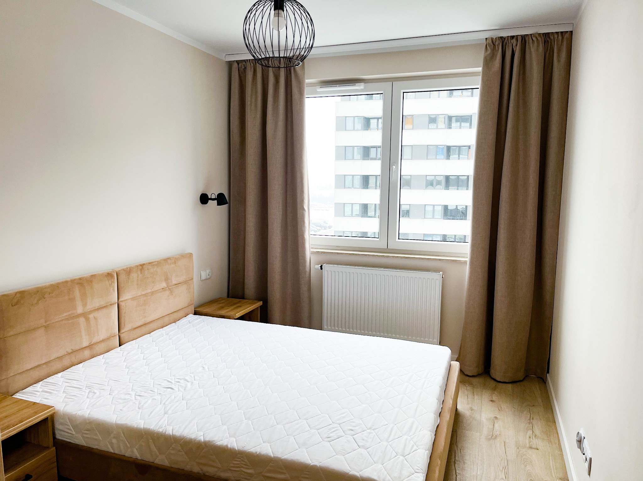 Sypialnia przed przygotowaniem mieszkania na wynajem