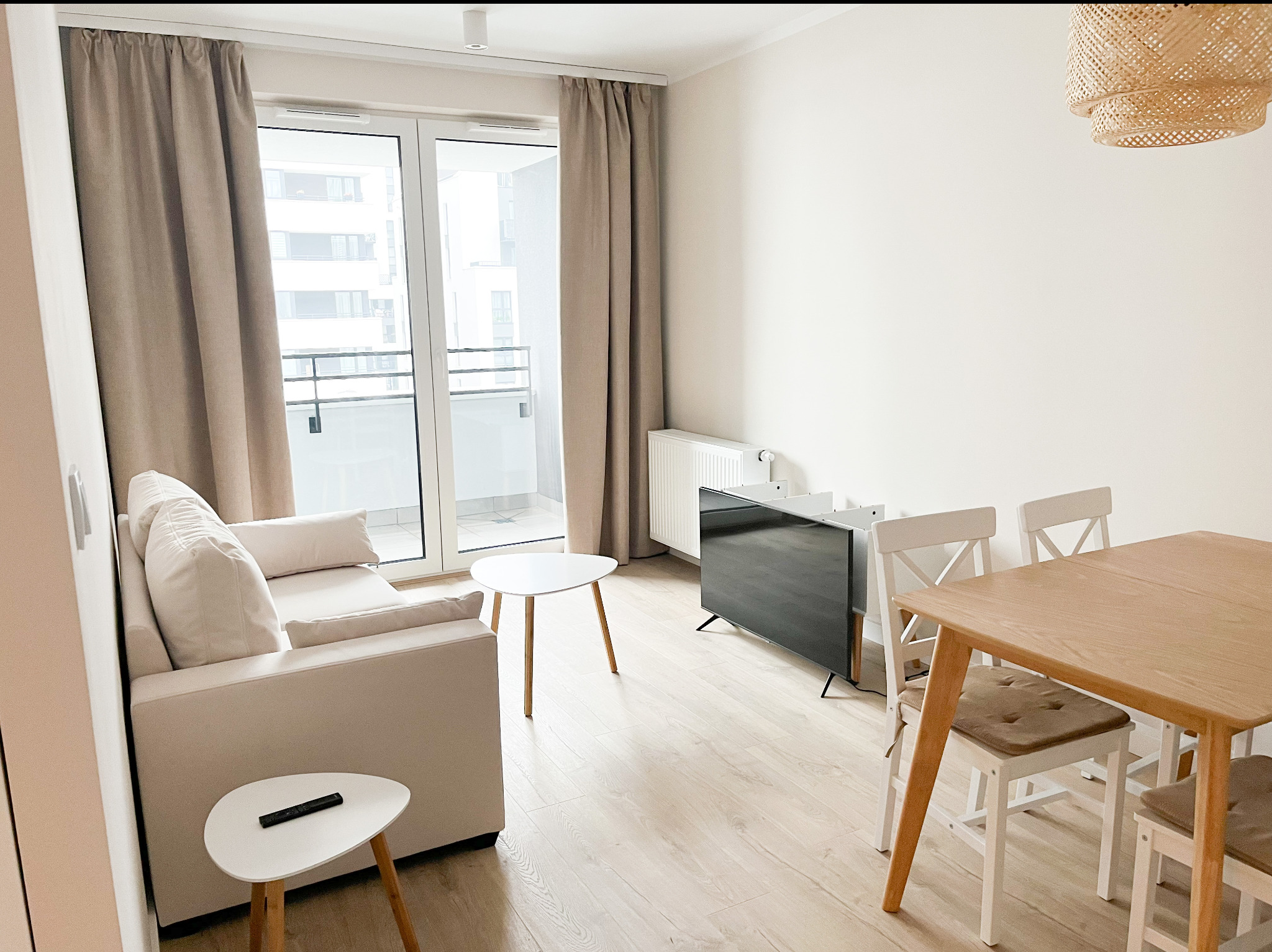 Salon przed przygotowaniem mieszkania na wynajem