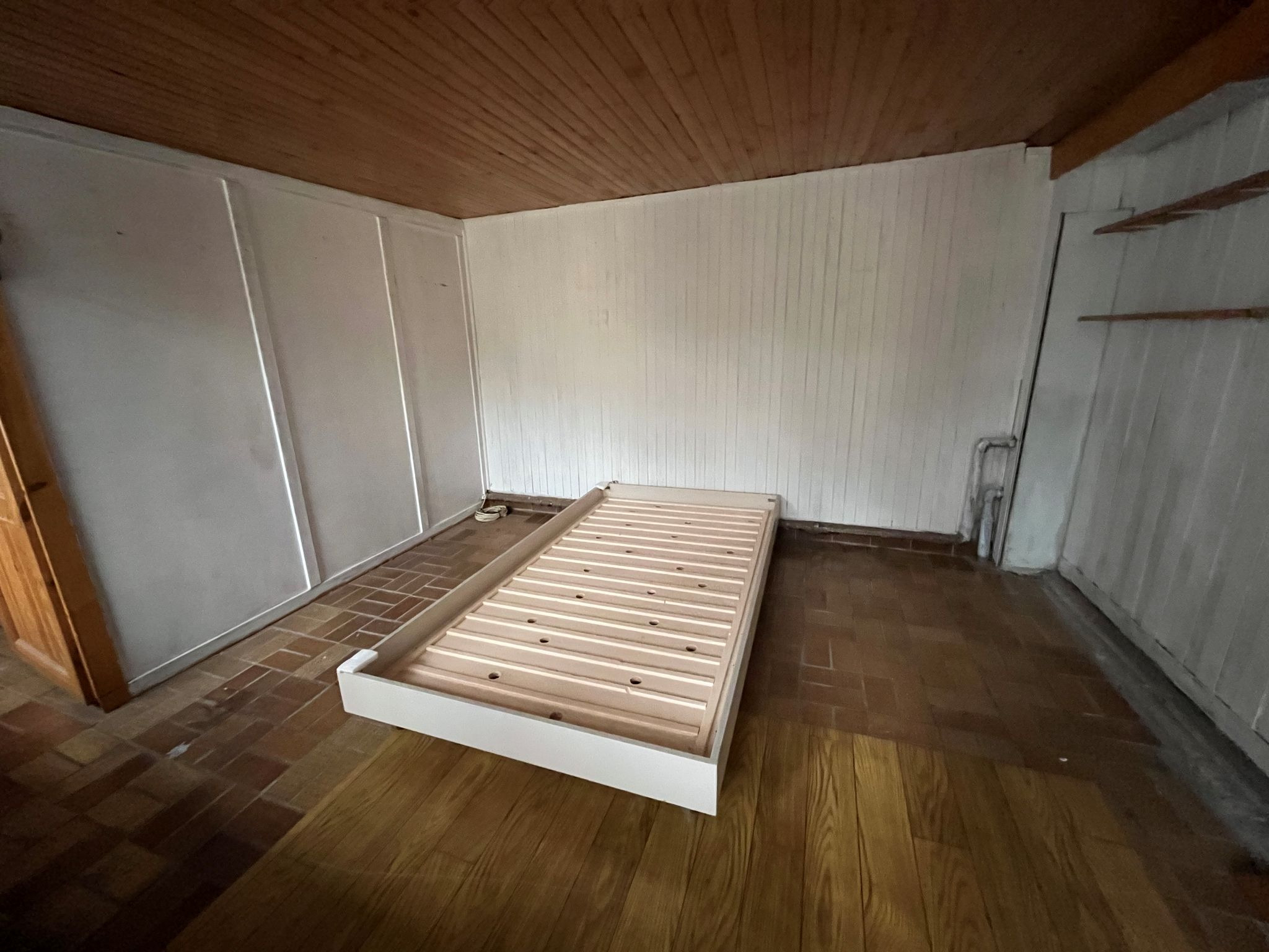 Sypialnia przed metamorfozą wnętrza na cele własne