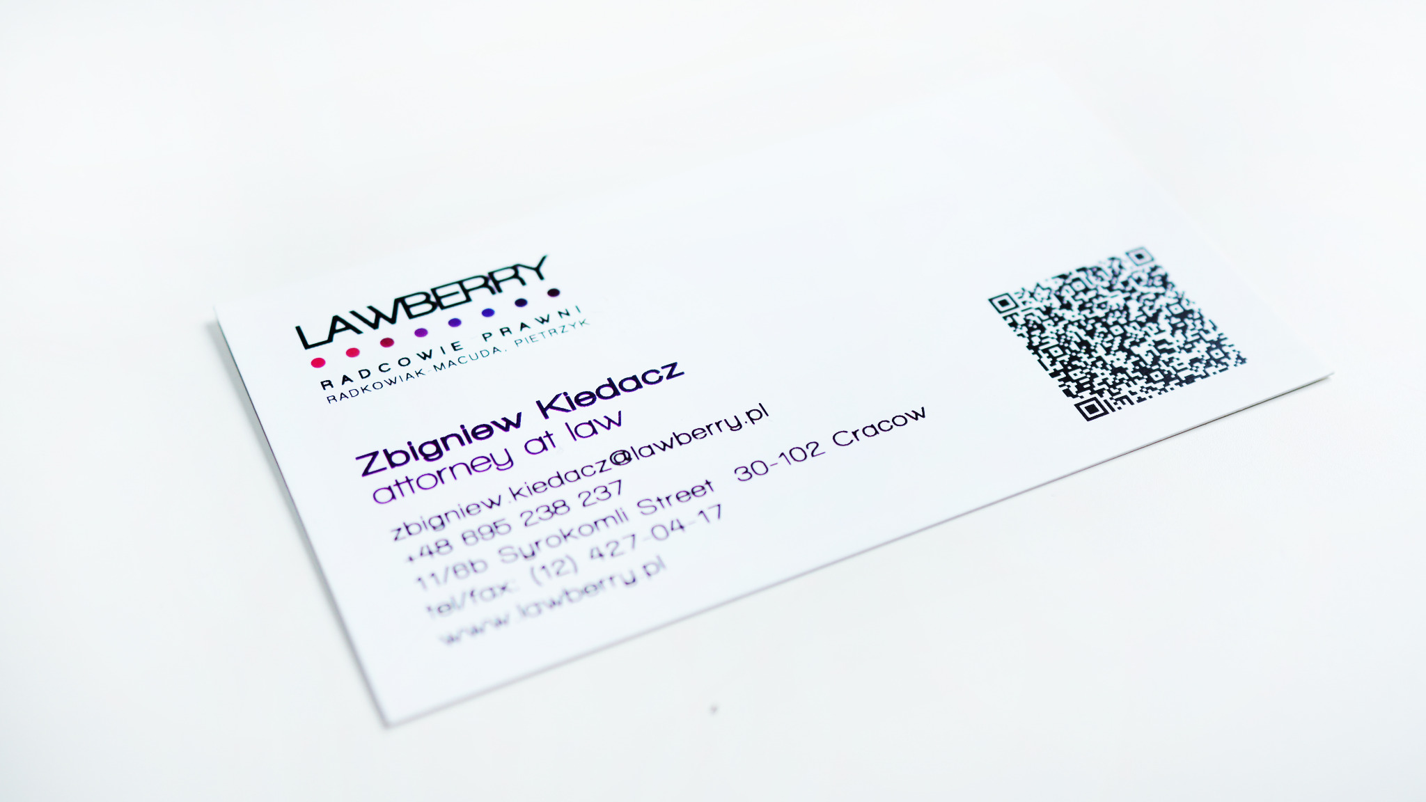 Wizytówka prawnicza Lawberry z QR kodem, na białym tle, z fioletowymi akcentami w nazwie i danych kontaktowych Zbigniewa Kiedacza.