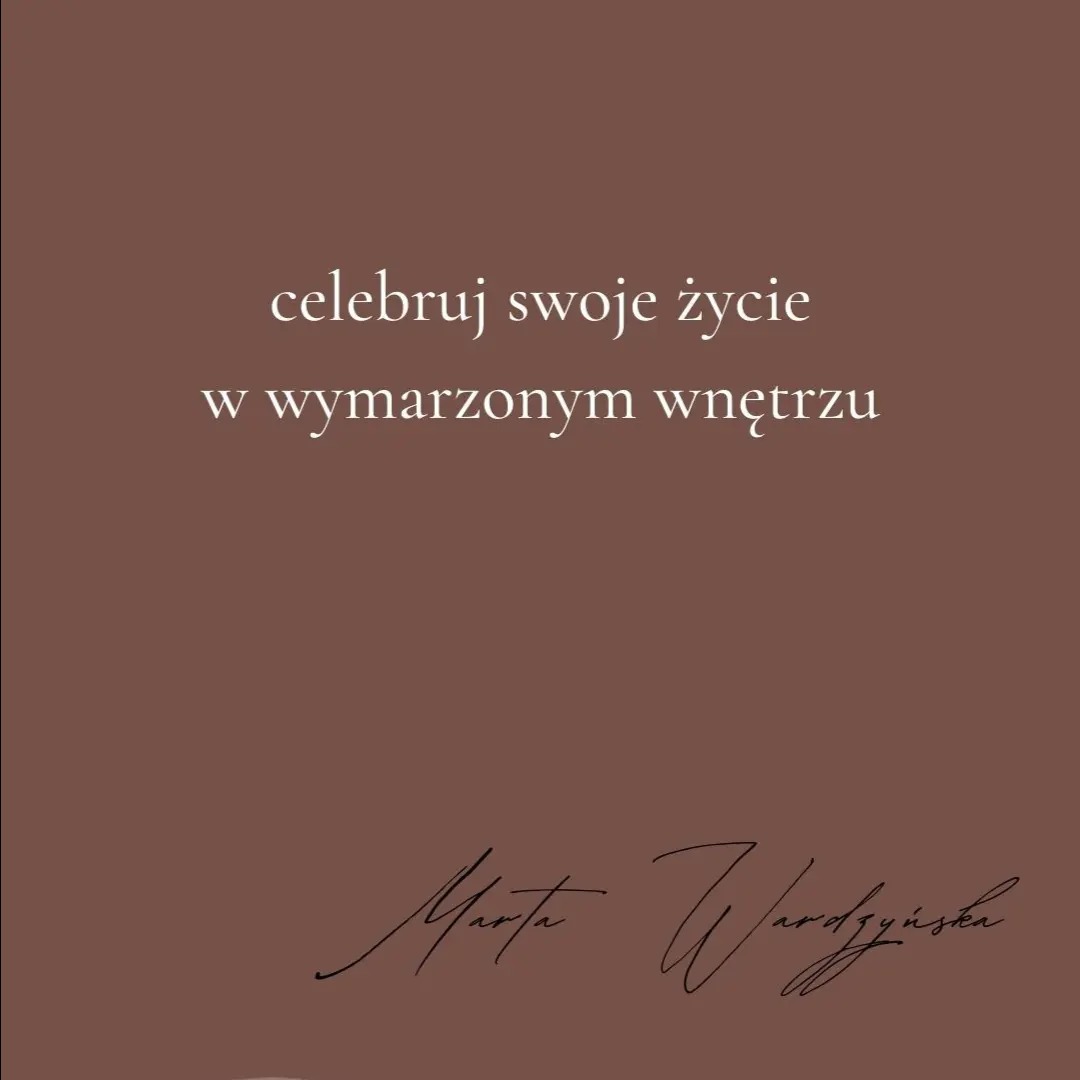 Tekst na brązowym tle: Celebruj swoje życie w wymarzonym wnętrzu, podpis Marta Wardzyńska.