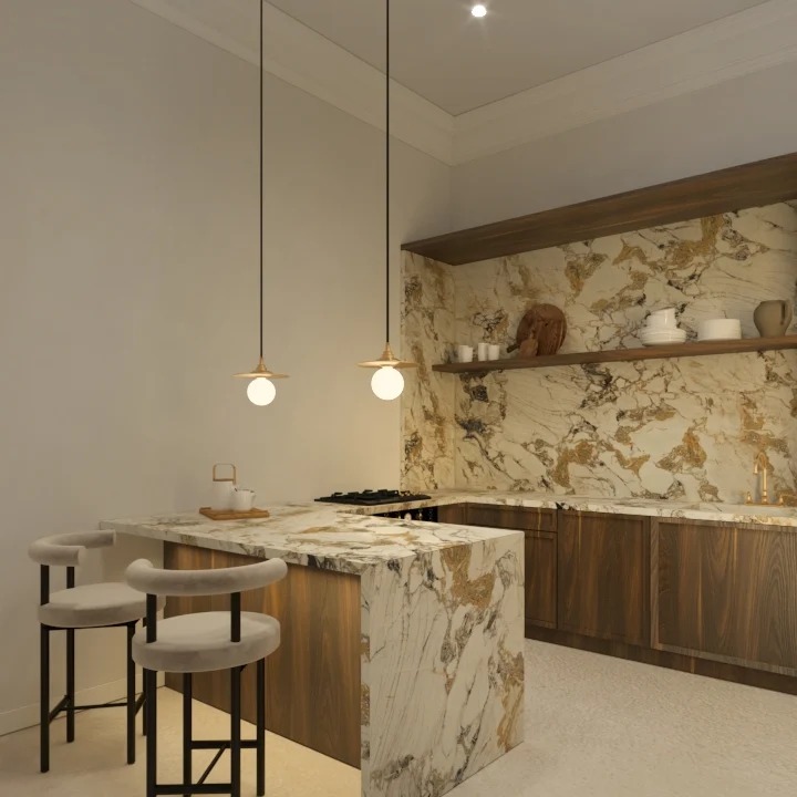 Kuchenna wyspa z marmurowym blatem, dwiema hokerami i minimalistycznymi lampami wiszącymi na tle ściany z marmurowym wzorem i drewnianych szafek.