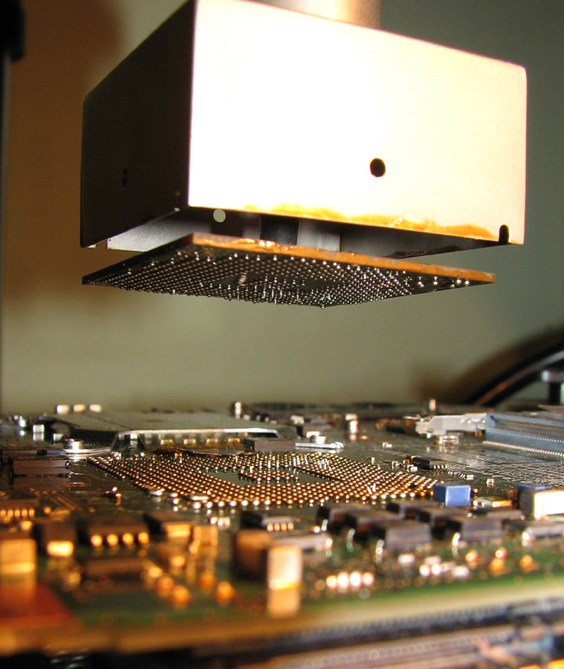 Układ BGA po wylutowaniu z płyty głównej.