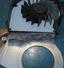 Zanieczyszczony układ chłodzenia w laptopie.