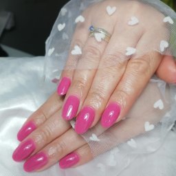Tytanowy manicure to prawdziwa rewolucja w stylizacji paznokci – połączenie trwałości, zdrowia i naturalnego wyglądu. Jeśli marzysz o pięknych, mocnych paznokciach bez użycia lampy UV, ten zabieg jest właśnie dla Ciebie!
