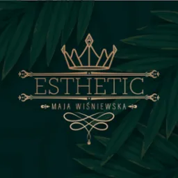 Złota korona nad napisem 'ESTHETIC' i imieniem Maja Wiśniewska na tle ciemnozielonych liści.