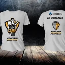 Dwa białe t-shirty z nadrukami: z przodu logo Fight Camp VIII z bokserem, z tyłu logo Stallion, data 23-25.06.2023 oraz logo MMA BJJ Kohorta Fight Team.