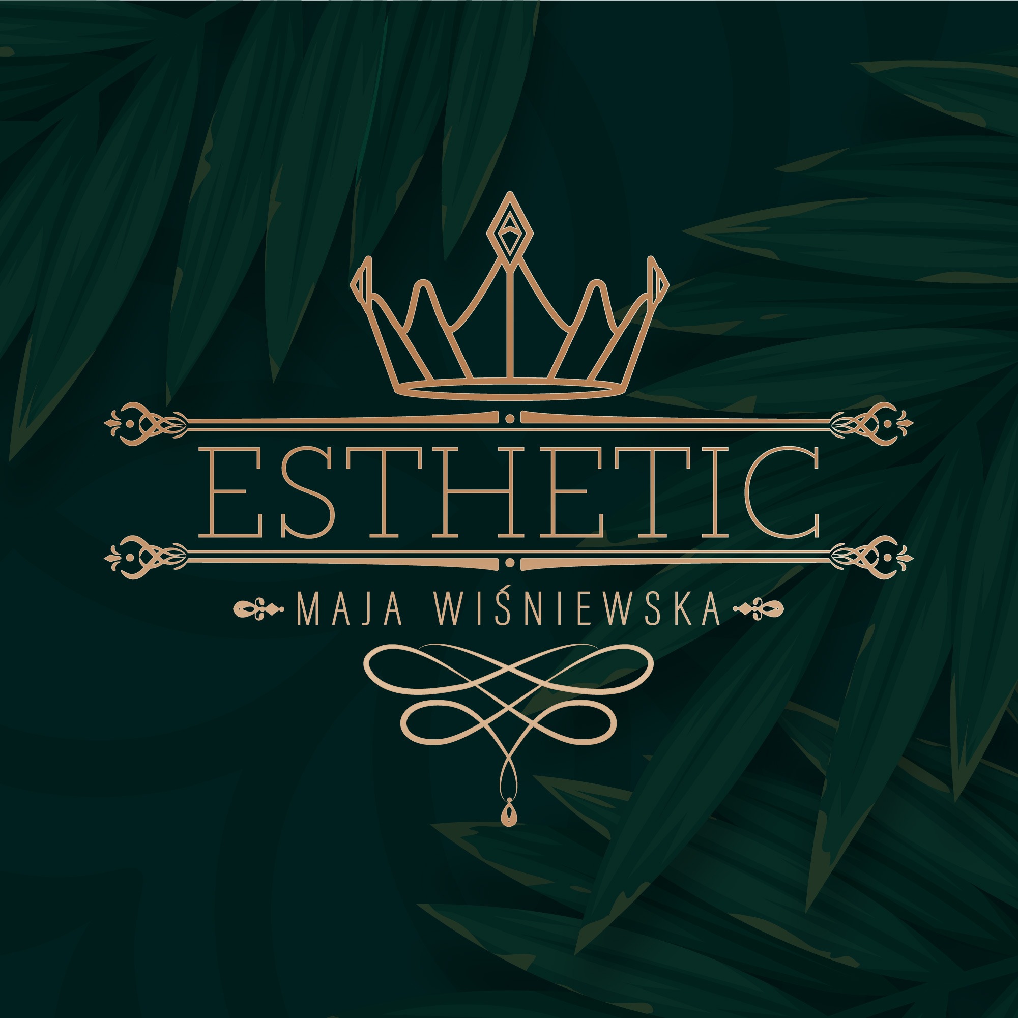 Złota korona nad napisem 'ESTHETIC' i imieniem Maja Wiśniewska na tle ciemnozielonych liści.