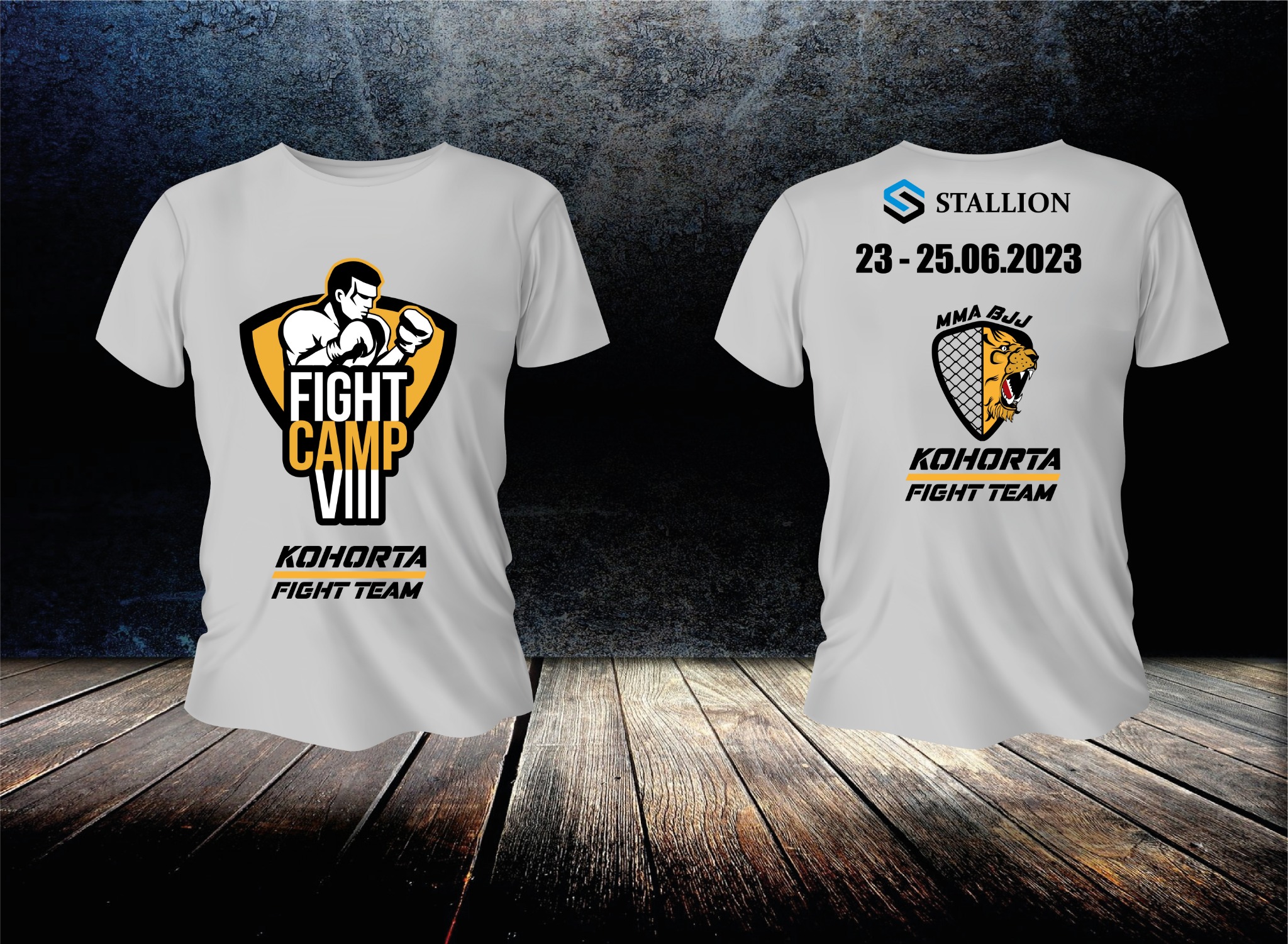 Dwa białe t-shirty z nadrukami: z przodu logo Fight Camp VIII z bokserem, z tyłu logo Stallion, data 23-25.06.2023 oraz logo MMA BJJ Kohorta Fight Team.