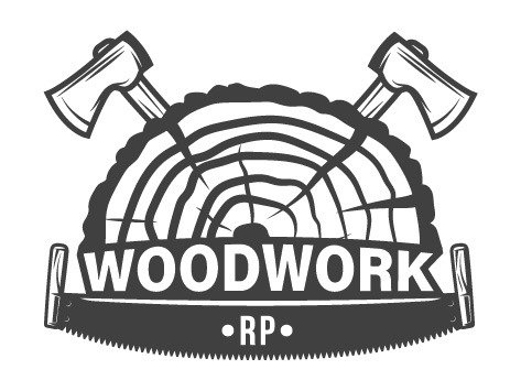 Czarno-biały emblemat z przekrojem pnia drzewa, dwiema siekierami i piłą, z napisem 'WOODWORK RP'.