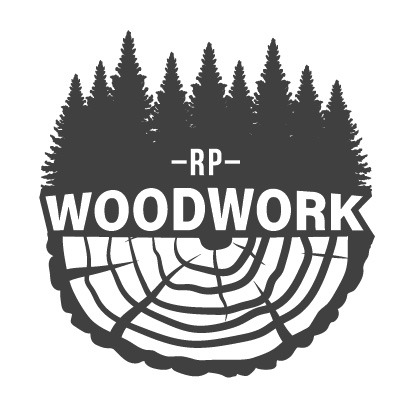 Monochromatyczne logo firmy stolarskiej z sylwetką lasu iglastego nad przekrojem pnia drzewa i napisem WOODWORK.