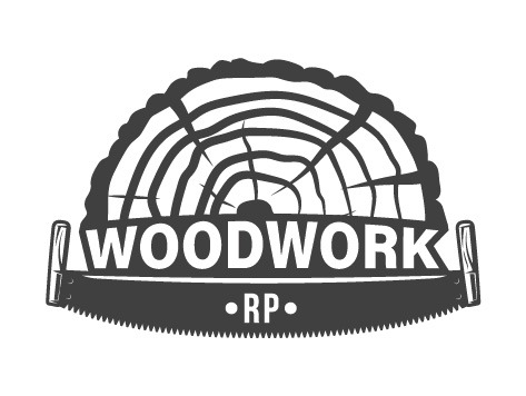 Czarno-biały emblemat z przekrojem pnia drzewa, napisem 'WOODWORK' i piłą dwuręczną.