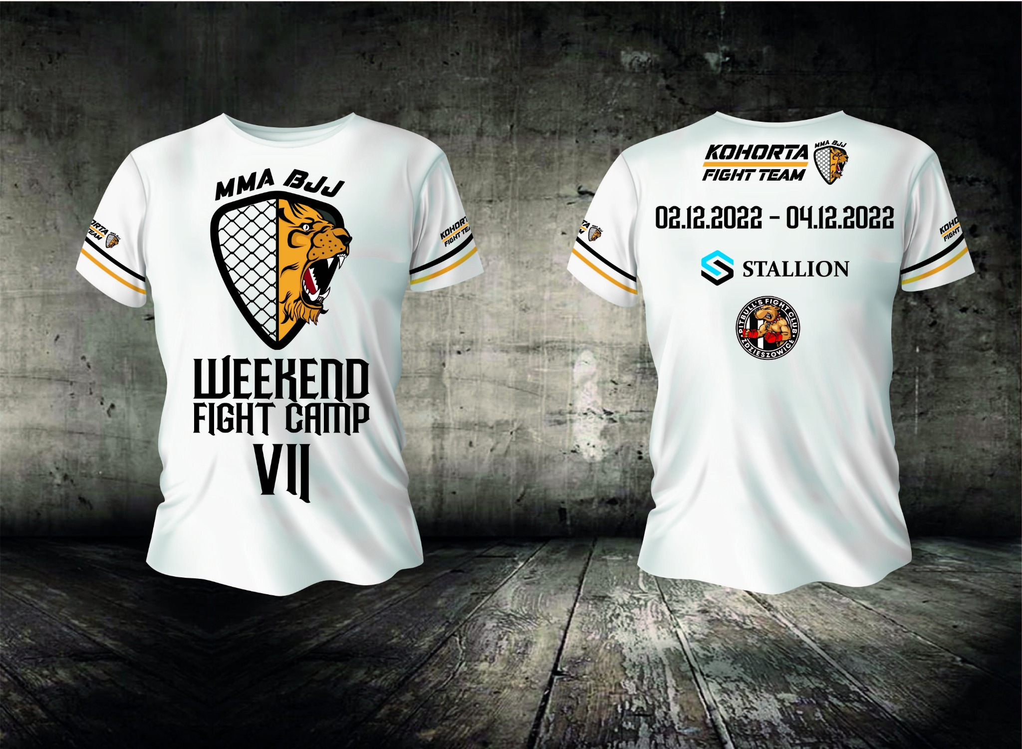 Projekt graficzny białej koszulki z motywem MMA BJJ i nazwą 'Kohorta Fight Team', prezentowany w Krapkowicach na tle teksturowanej ściany i podłogi.