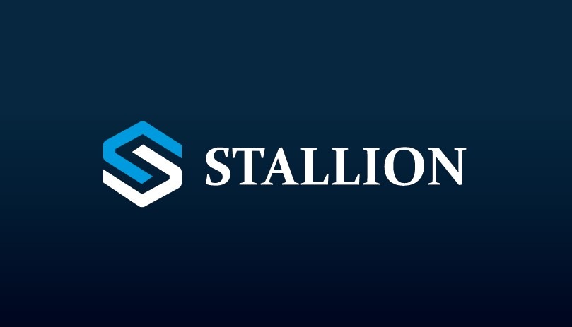 Profesjonalne logo firmy Stallion na ciemnoniebieskim tle, z geometrycznym symbolem litery S w kolorze niebieskim i białym.