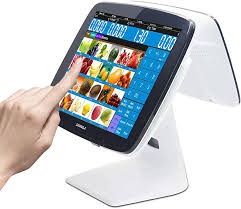 Ekran dotykowy urządzenia z interfejsem wyboru produktów spożywczych, obsługiwany palcem wskazującym.