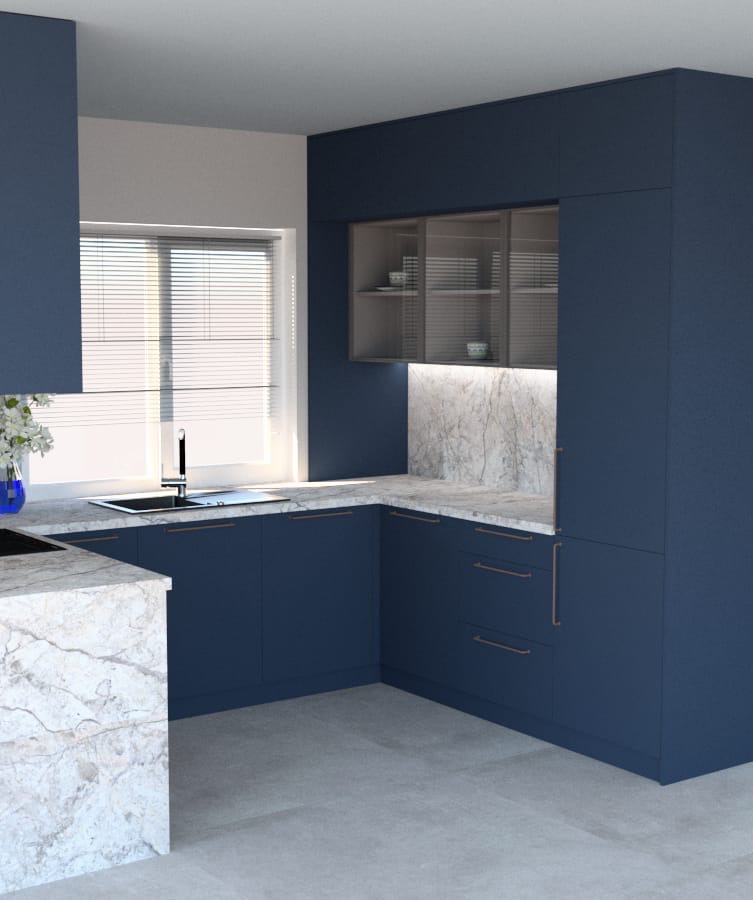 Wizualizacja nowoczesnej kuchni z zabudową w odcieniach granatu, marmurowym blatem i podświetlaną przestrzenią nad nim, minimalistyczne uchwyty w kolorze miedzi, zlew przy oknie z żaluzjami.