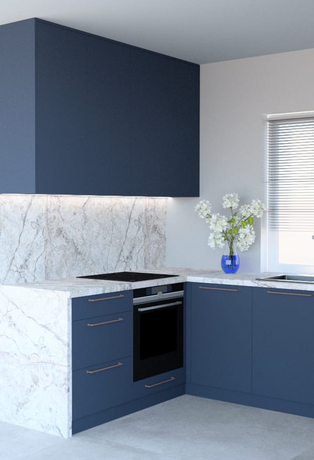 Nowoczesna, narożna kuchnia w odcieniach granatu i bieli, z marmurowym blatem i backsplash'em podświetlonym listwą LED, uzupełniona niebieskim wazonem z białymi kwiatami na blacie.