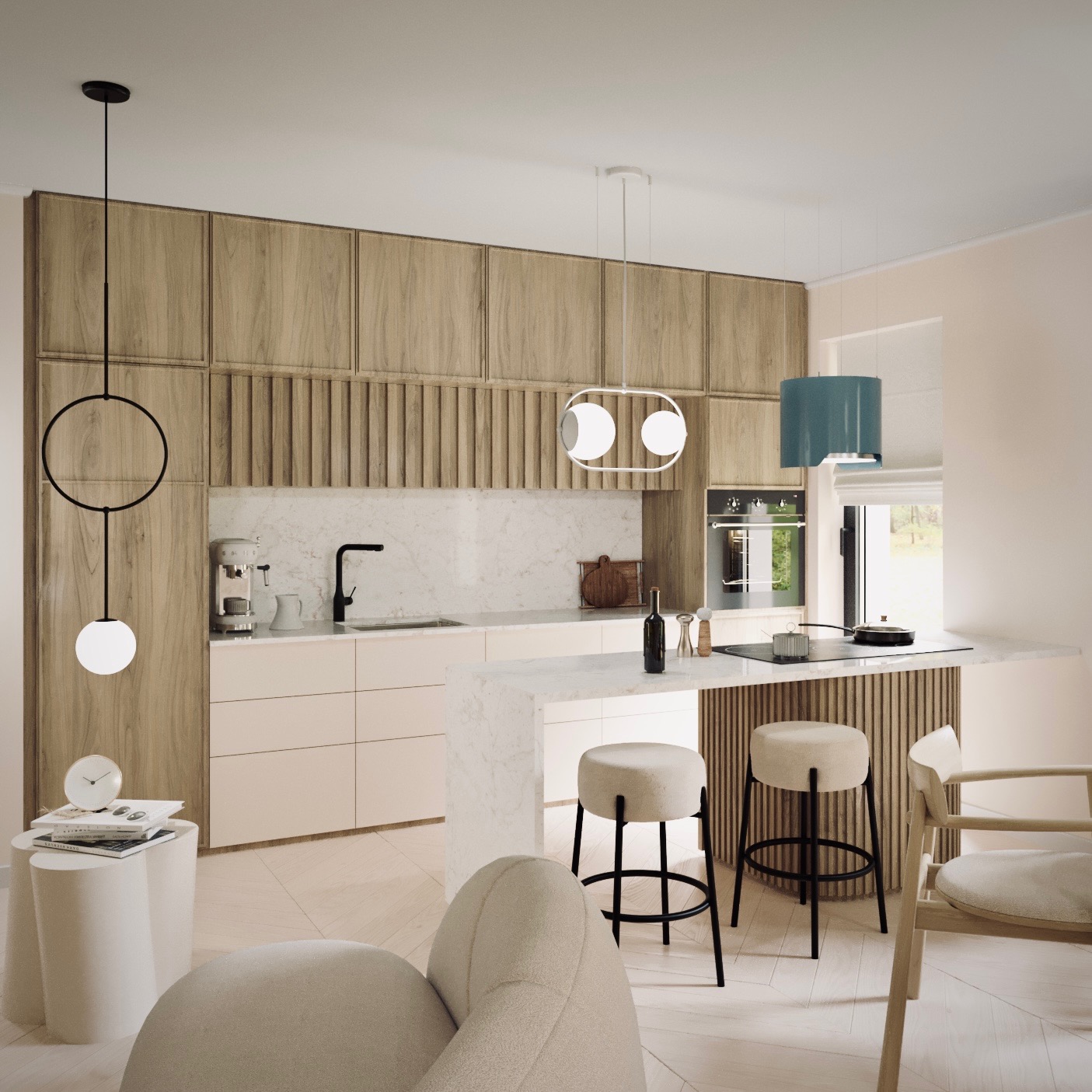 Jasna kuchnia z drewnianymi szafkami, marmurowym blatem i wyspą z hokerami. Wiszące lampy o nowoczesnym designie, okrągła czarna lampa po lewej, biała owalna nad wyspą i niebieska nad oknem.