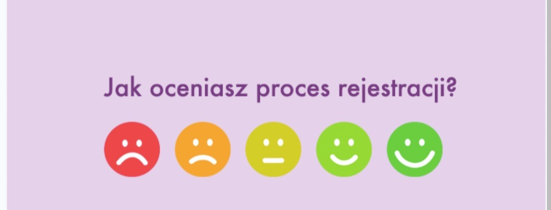Grafika z pytaniem 'Jak oceniasz proces rejestracji?' i pięcioma emotikonami wyrażającymi różne poziomy zadowolenia, od czerwonej smutnej buźki do zielonej uśmiechniętej buźki, na fioletowym tle.