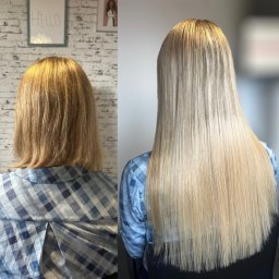 Viva La Hair Wiwiana Górczyńska - Transformacja włosów: przedłużanie i koloryzacja blond, widok z tyłu, na pierwszym planie włosy przed zabiegiem, po prawej stronie efekt finalny - długie, proste, platynowe włosy.
