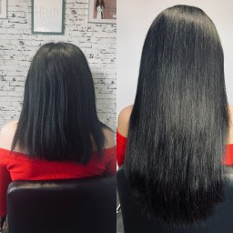 Viva La Hair Wiwiana Górczyńska - Porównanie włosów przed i po zabiegu przedłużania, widoczne z tyłu, na jasnym tle ściany z cegły i białym tle.