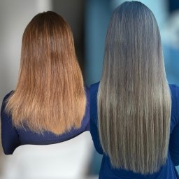 Viva La Hair Wiwiana Górczyńska - Porównanie włosów przed i po koloryzacji: włosy brązowe, matowe kontra długie, wygładzone włosy z refleksami w odcieniach blondu.