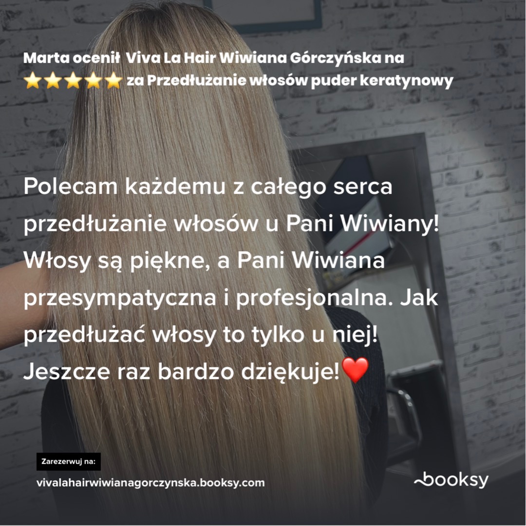 Długie, proste, blond włosy po zabiegu przedłużania, widoczne od tyłu, z nakładką tekstu zawierającą pozytywną opinię klientki i logo platformy rezerwacyjnej.