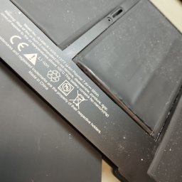 Spuchnięta bateria MacBook A1466.