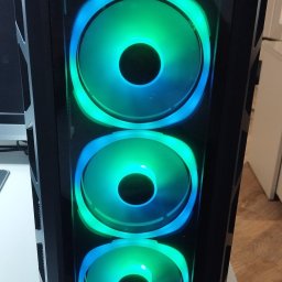 Fix Lab Center sp. z o.o. - Czarna obudowa komputera stacjonarnego z trzema podświetlanymi na niebiesko-zielono wentylatorami, widoczna we Wrocławiu.