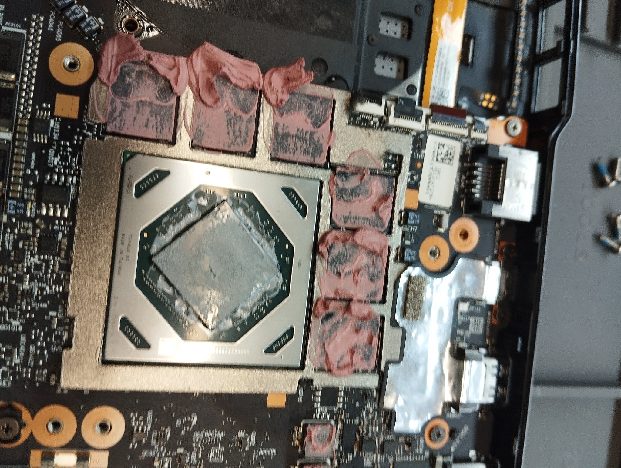 Otwarty laptop z widocznym procesorem pokrytym pastą termoprzewodzącą i elementami chłodzącymi. Detaliczna naprawa elektroniki, serwis laptopów.