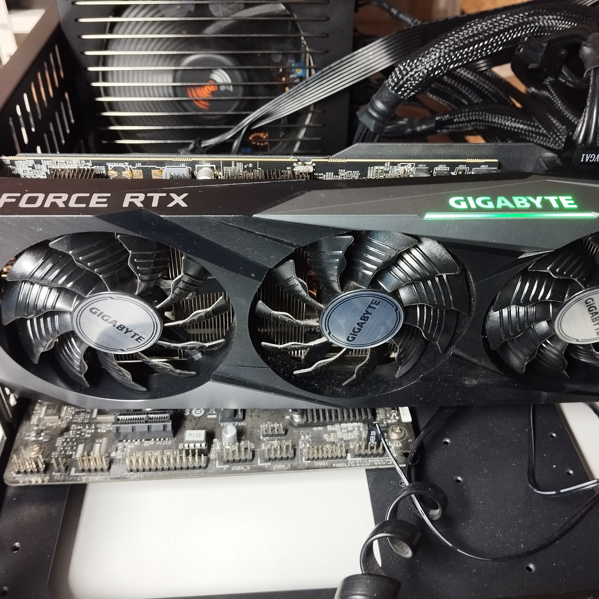 Karta graficzna Gigabyte RTX w obudowie komputera, widok z bliska na wentylatory i płytę główną. Naprawa komputerów we Wrocławiu.