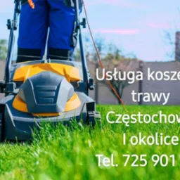 Kosiarka do trawy w trakcie pracy, widoczne nogi operatora, trawa przed i po koszeniu, napis 'Usługa koszenia trawy Częstochowa i okolice Tel. 725 901 450'.