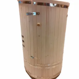 Drewniana beczka sauny z jasnego drewna, z metalowymi obręczami i zamkiem, widoczne detale konstrukcyjne.