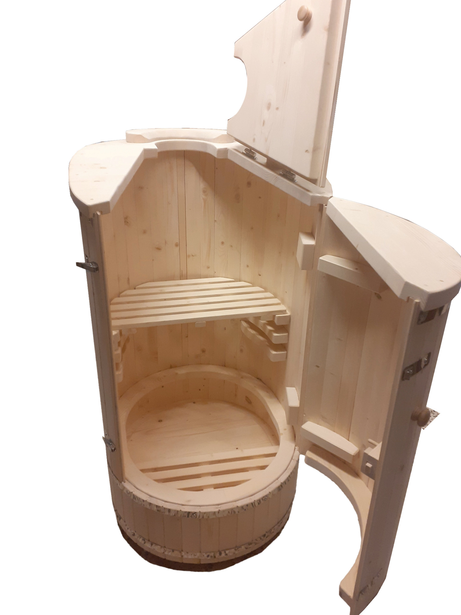 Drewniana beczka-sauna z otwartymi drzwiami i pokrywą, widoczne wnętrze z półką.