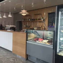 Umeblowanie kawiarni, dąb