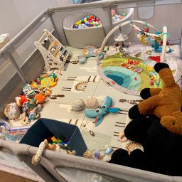 RATATATA SP. Z O.O. - Kolorowy plac zabaw w kojcu z zabawkami w Częstochowie. Mata edukacyjna, piłeczki, pluszaki i interaktywne zabawki dla dzieci w różnym wieku.