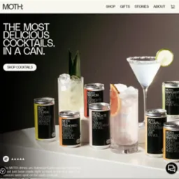 Kompozycja kilku puszek z koktajlami MOTH obok szklanek z przygotowanymi drinkami, w tym Margarita z plasterkiem limonki i Paloma z grejpfrutem.