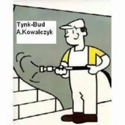Rysunek: uśmiechnięty tynkarz w białym kombinezonie nanosi tynk na ścianę za pomocą pistoletu natryskowego. Widoczny fragment muru z cegieł i napis 'Tynk-Bud A.Kowalczyk'.