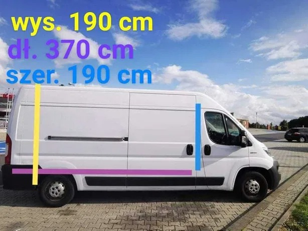 Biały samochód dostawczy zaparkowany na parkingu, z naniesionymi kolorowymi liniami i wymiarami: wysokość 190 cm, długość 370 cm, szerokość 190 cm.