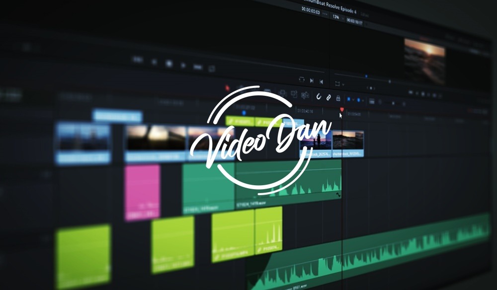 Interfejs programu do edycji wideo z widoczną osią czasu, klipami wideo i ścieżkami audio, z nałożonym logo 'Video Dan'.